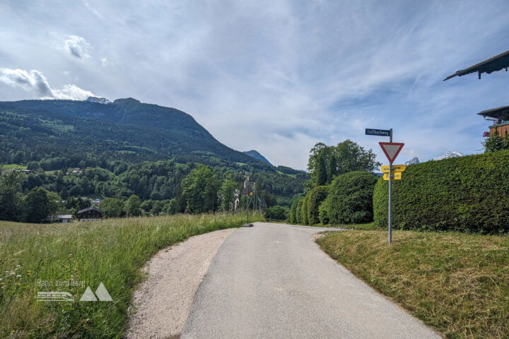 Zwischendrin folgt man einer asphaltierten Nebenstraße. Fotos: Maresa Brandner