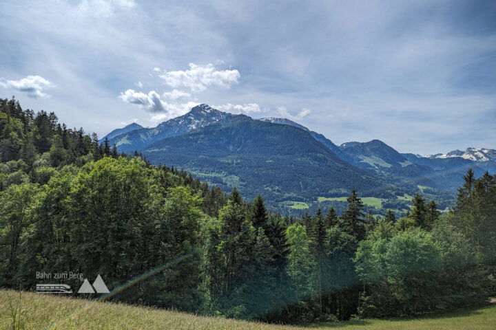 Der Weg führt steil unter einem Bauernhof vorbei. Im Freien wird der Panoramablick in Richtung Göllstock frei. Fotos: Maresa Brandner
