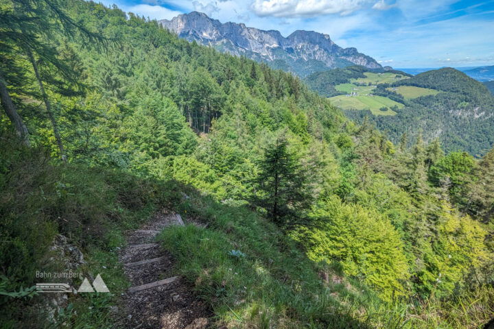 Ein Banker zum Aussicht genießen auf den Untersberg, zu dem auch schon eine Öffi-Tour existiert. Fotos: Maresa Brandner