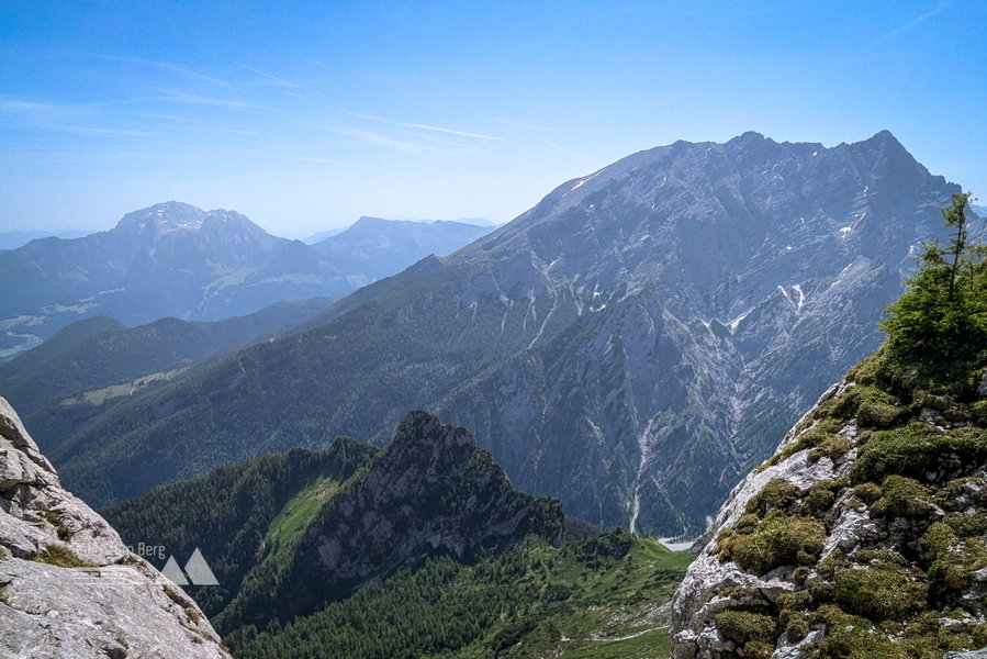 Tiefblick in Richtung Hochalm. Im Winter ist das eine lohnende Skitour (Schnee unter 1.500 Metern vorausgesetzt). Foto: Maresa Brandner