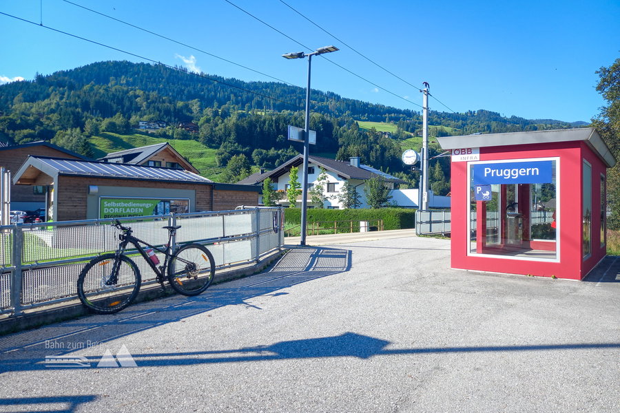 Bahnhof und Selbstbedienungs-Dorfladen in Pruggern. Foto: Martina Friesenbichler