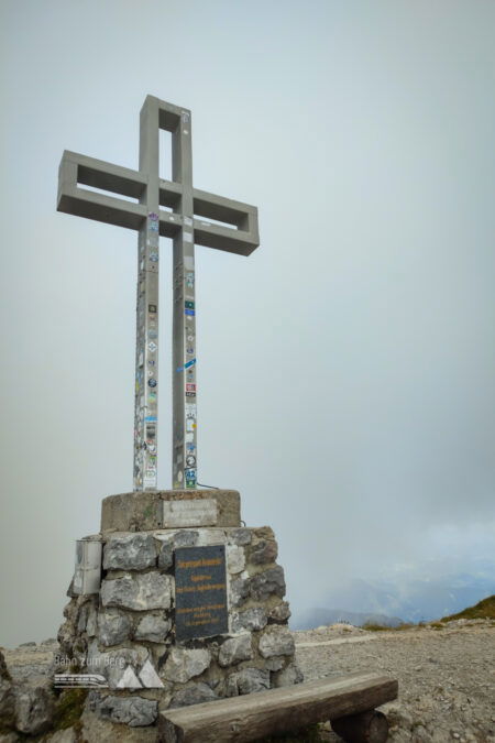 Wegweiser nach der Kienthalerhütte, das Klosterwappen befindet sich leider im Nebel. Fotos: Simon Widy