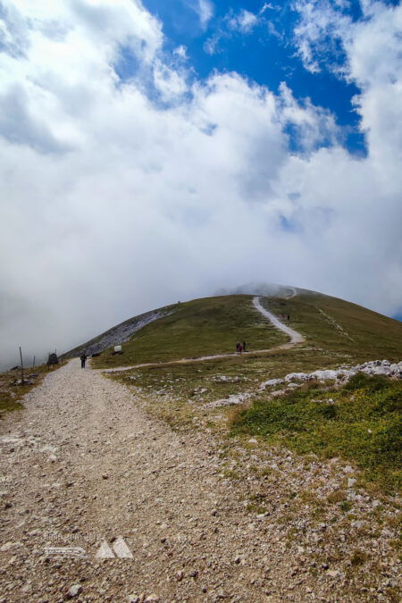 Über den sanften Rücken wandert man weiter zur Fischerhütte, dann bieten sich Tiefblicke in die Steilabfahrten am Schneeberg. Fotos: Samuel Gerhartinger