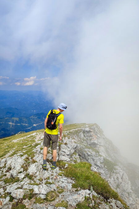 Über den sanften Rücken wandert man weiter zur Fischerhütte, dann bieten sich Tiefblicke in die Steilabfahrten am Schneeberg. Fotos: Samuel Gerhartinger