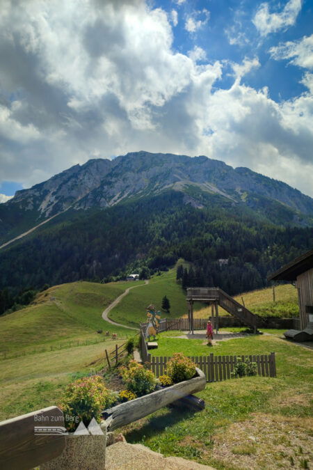 Abstieg am Fadensteig; Blick zurück vom Almreserlhaus auf die Fadenwände. Fotos: Simon Widy