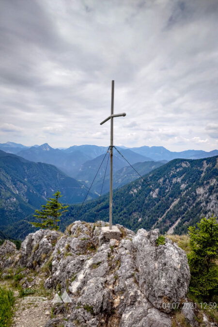 Blick vom Turmstein ins Große Höllental und auf die Hütte. Fotos: Simon Widy