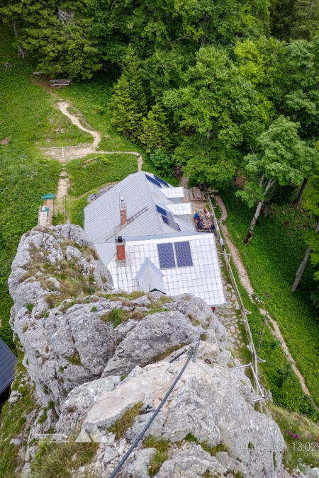 Blick vom Turmstein ins Große Höllental und auf die Hütte. Fotos: Simon Widy