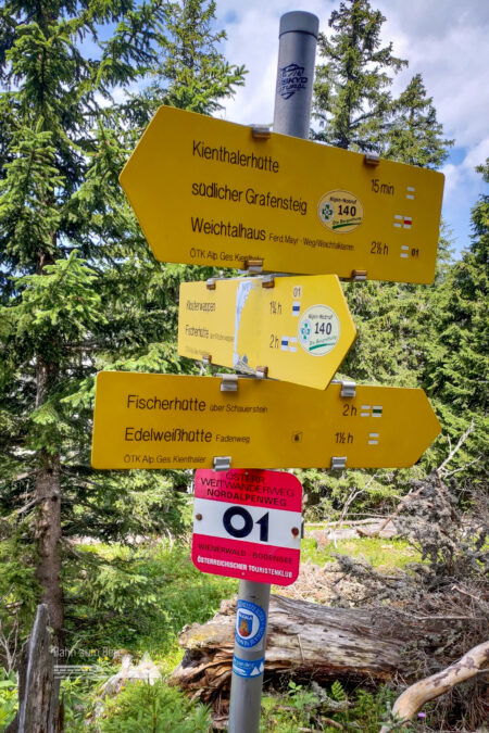 Wegweiser nach der Kienthalerhütte, das Klosterwappen befindet sich leider im Nebel. Fotos: Simon Widy