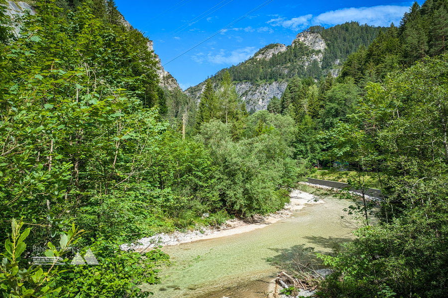 Beim Kraftwerk Wienerbruck öffnet sich der Graben und man kommt man erstmals an die Glasklare Erlauf. Foto: Peter, POW AT