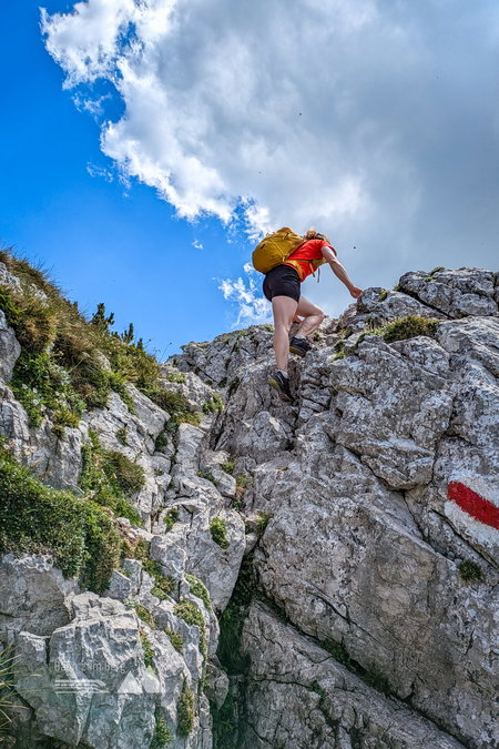 In den Kraxelstellen des rauen Kammes. Der Weg ist immer äußerst gut markiert. Foto: Peter, POW AT