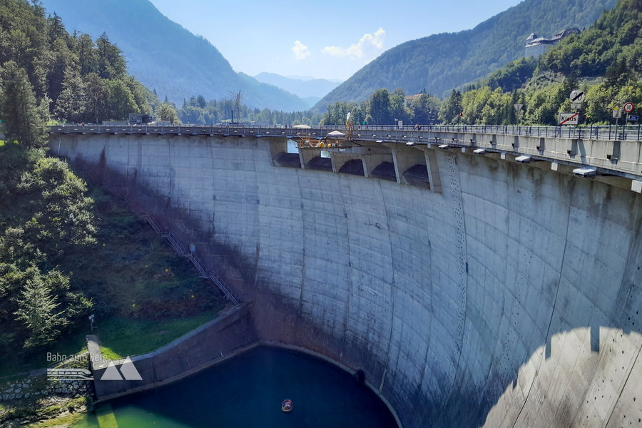 Die imposante Staumauer. Foto: Veronika Lehner