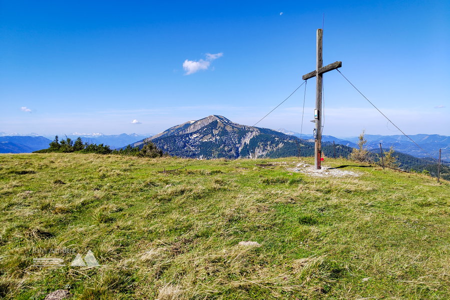 Gipfelkreuz am Schnalzstein, dahinter der Göller. Foto: Simon Widy