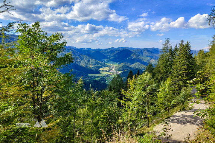 Blick auf Kernhof, im Hintergrund thronen die Gippel, Nordwände. Fotos: Simon Widy