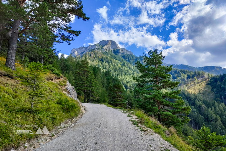 Blick auf Kernhof, im Hintergrund thronen die Gippel, Nordwände. Fotos: Simon Widy