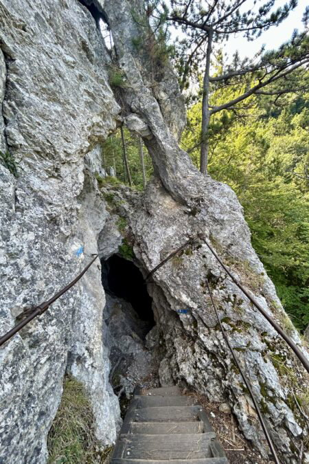 Durchgangshöhle am Rudolph-Decker-Steig. Foto Veronika Schöll