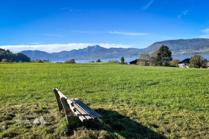 Güterweg Stegbühel Richtung Miglberg; Blick vom Miglberg auf den Attersee. Fotos: Eva Maria Ginal