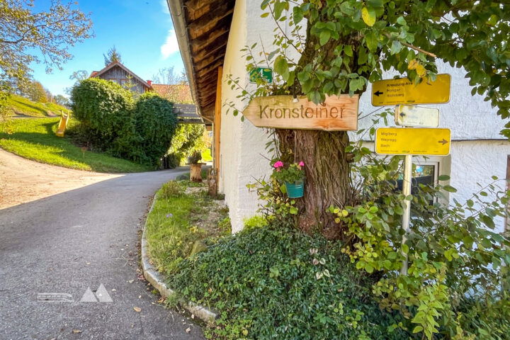 Wegweiser Richtung Hongar in Schaffling; Feldweg Richtung Hongar; Ausblick auf Traunstein. Fotos: Eva Maria Ginal