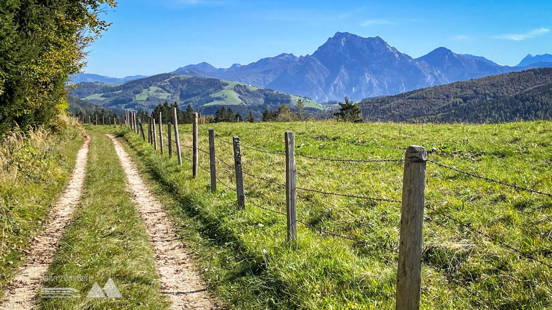 Wegweiser Richtung Hongar in Schaffling; Feldweg Richtung Hongar; Ausblick auf Traunstein. Fotos: Eva Maria Ginal