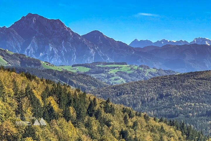 Ausblick Richtung Traunstein; Pfad Richtung Hongar. Fotos: Eva Maria Ginal