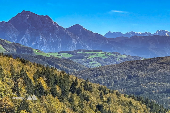 Ausblick Richtung Traunstein; Pfad Richtung Hongar. Fotos: Eva Maria Ginal