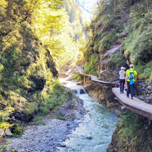 In der Griesbachklamm ist man vermutlich nie alleine unterwegs, doch verteilen sich die Wanderer recht gut auf der Strecke. Ein tolles Naturerlebnis. Foto: Konrad Gwiggner