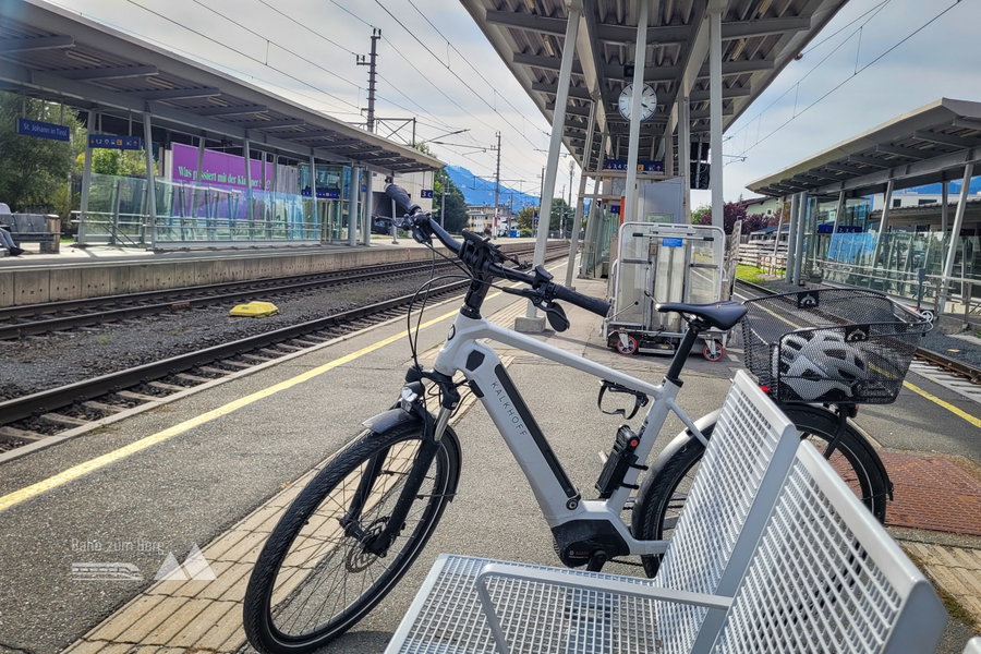 Am Bahnhof St. Johann in Tirol sind am Wochenende schon auch mal mehr Räder unterwegs. Der REX hatte noch gut Platz für unser Bikes. Foto: Konrad Gwiggner