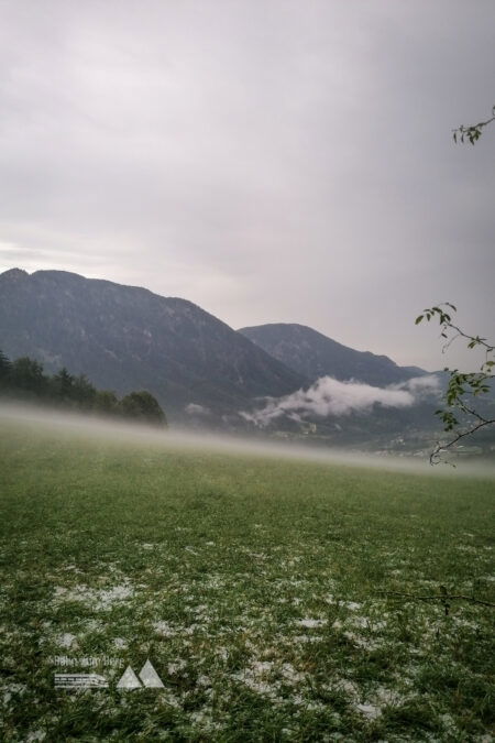 Links: August – oder doch Dezember? Rechts: Spuren des Unwetters. Fotos: Sarah Pallauf