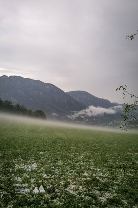 Links: August – oder doch Dezember? Rechts: Spuren des Unwetters. Fotos: Sarah Pallauf