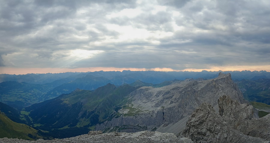 Blick vom „Grossen Turm zum „Mittleren und Kleinen Turm“, im Hintergrund die Sulzfluh. Foto: Norman und Lisa