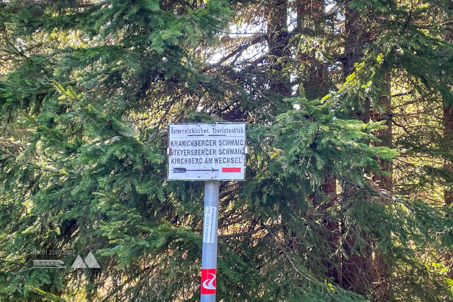 Wegweiser nach Kirchberg über die Schwaigs. Foto: Ursula Truebswasser