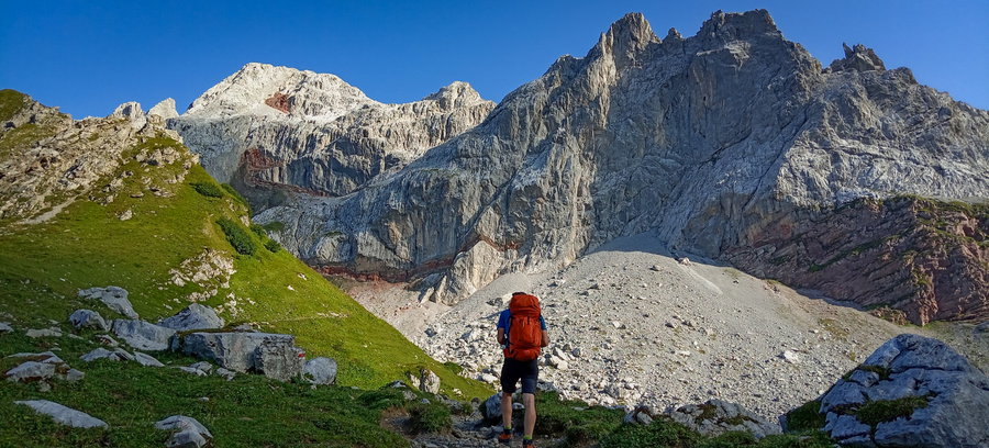 Im Hintergrund die Kirchlispitzen mit den auffallend roten Gesteinsschichten. Foto: Norman und Lisa