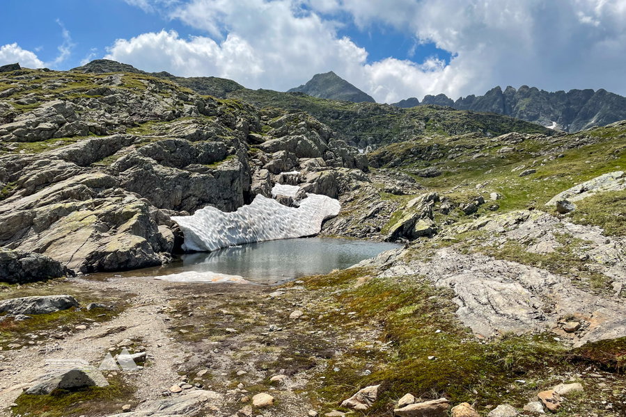 Früh in der Wandersaison ist noch mit Schneefeldern zu rechnen, stellenweise auch am Wanderweg. Foto: POW AT
