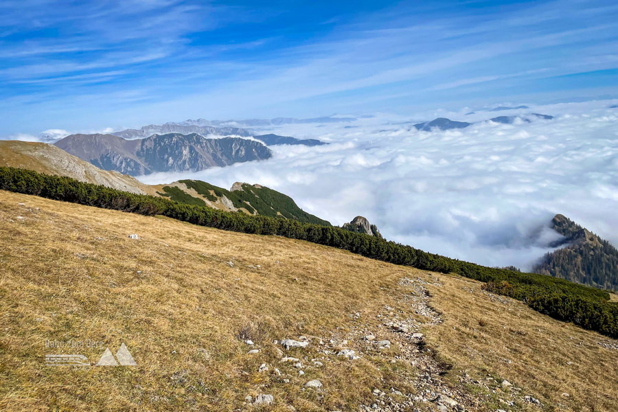 Blick zurück auf den bisherigen Wegverlauf und das Nebelmeer. Foto: Anna, POW AT
