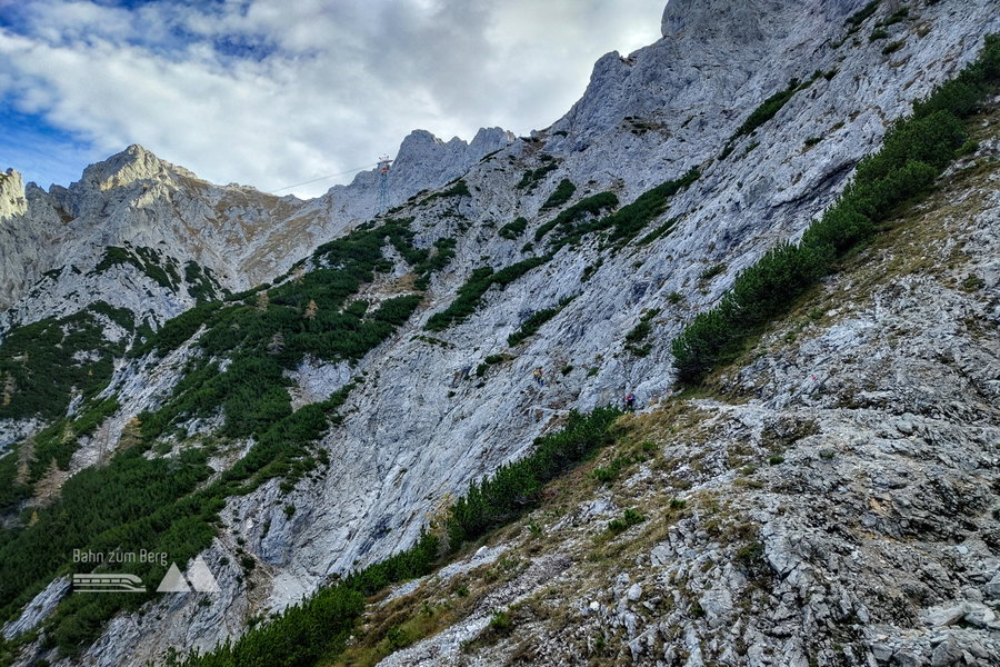 Der Weg ist nun felsig und ausgesetzt. Foto: Simon Widy