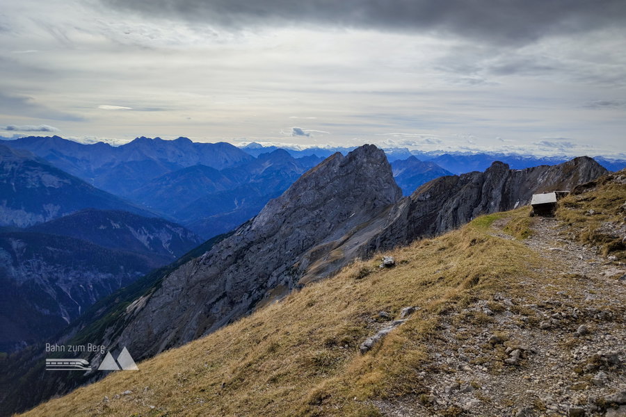Blick vom Sattel Richtung Süden. Der markannte Bergkamm links ist die Nordkette, rechts davon erkennt man in der Ferne den schneebedeckten Habicht. Foto: Simon Widy