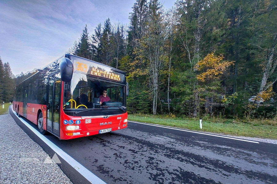 Anreise mit dem Engbus 369. Foto: Simon Widy