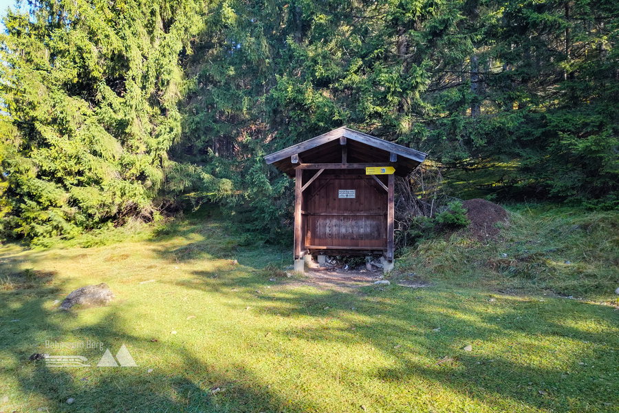 Beim Aufstieg kommt man an dieser netten Brotzeithütte vorbei. Foto: Simon Widy