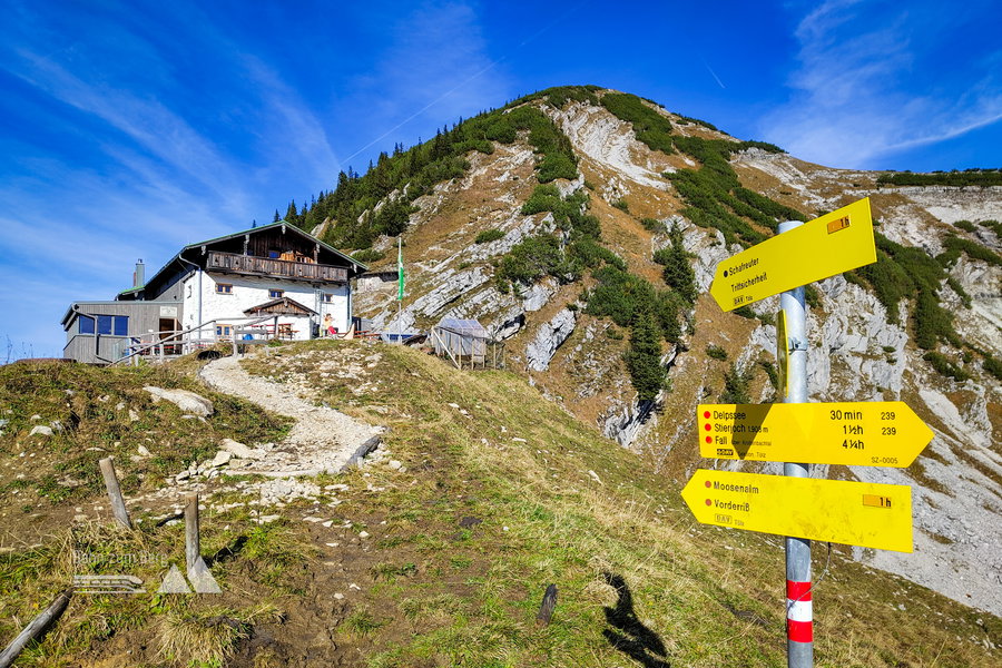 Die Tölzer Hütte, dahinter beginnt der Weg zum Schafreuter. Foto: Simon Widy