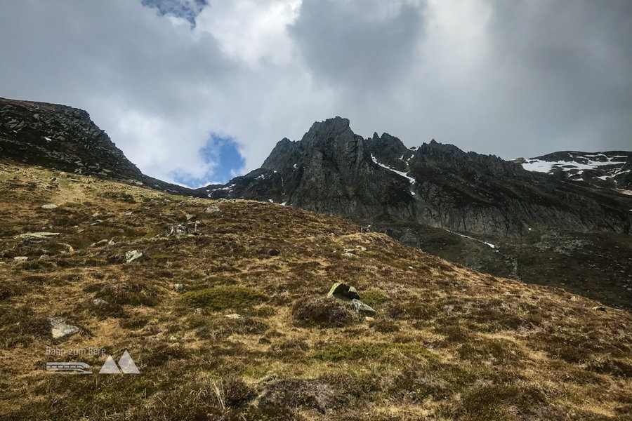 Blick nach links hinauf zum schroffen Weißstein. Foto: David Kurz