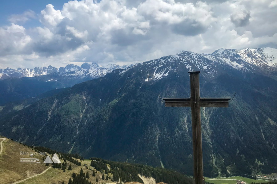 Aussichtskreuz auf der Hirscheben. Der Aufstieg ist größtenteils geschafft. Foto: David Kurz
