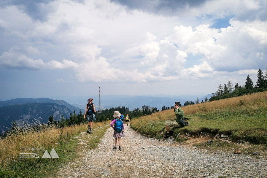 Mit den frischen Menschen auf den Berggasthof zu. Foto: Sarah Pallauf