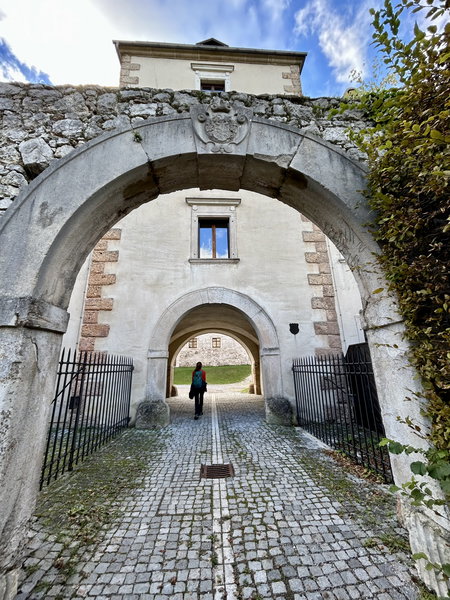 Nach und durch Neuhaus. Foto Veronika Schöll