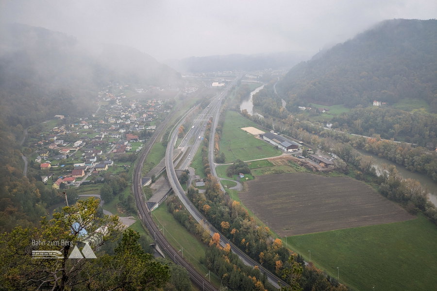 Blick nach Norden auf die Bahnstrecke links, das Nordportal des Plabutsch-Tunnels und die A9-Pyhrn-Autobahn. Rechts fließt die Mur. Foto: Anna, POW AT