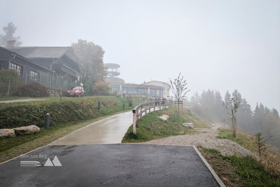 Am Fürstenstand (vor allem von der Aussichtsplattform) hat man im Normalfall einen schönen Ausblick auf die steirische Landeshauptstadt. Heute macht uns der Nebel einen Strich durch die Rechnung. Foto: Anna, POW AT