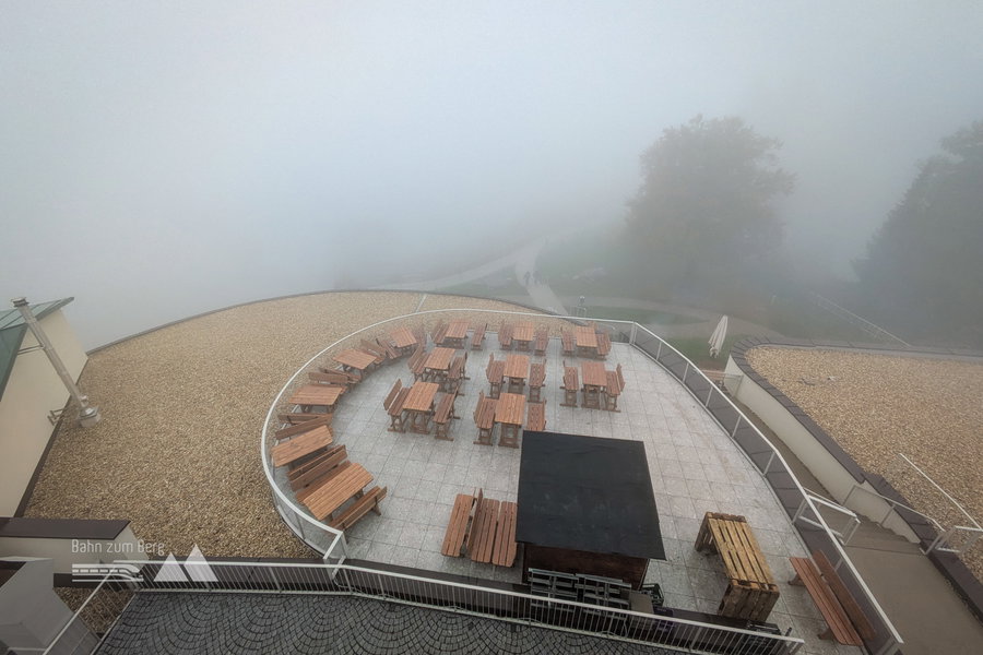 Die nicht vorhandene Aussicht auf Graz von der Aussichtswarte. Zumindest die Dachterrasse vom Fürstenstand sieht man. Foto: Anna, POW AT