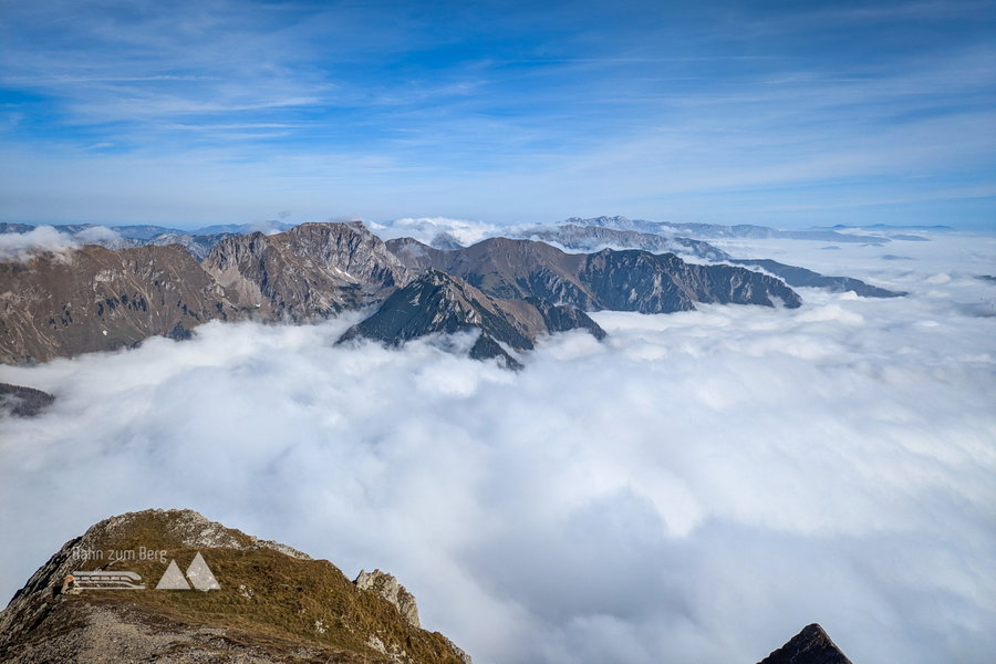 Im Nordosten sehen wir den Eisnerzer Reichenstein und den Verlauf des Grete-Klinger-Steigs. Ganz hinten das Hochschwab-Massiv. Foto: Anna, POW AT