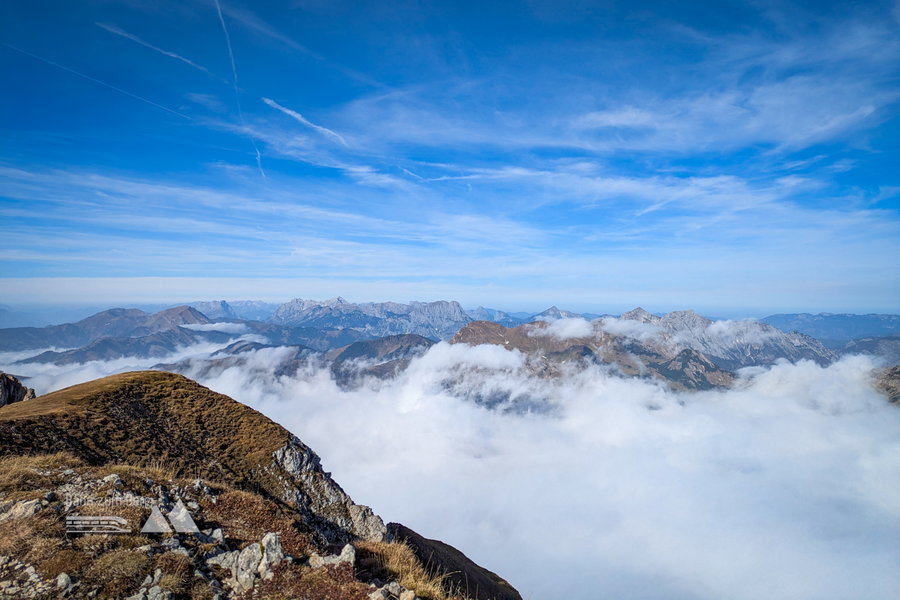 Nach Nordwesten blickend tun sich weitere Bergprominenzen aus dem Nebel hervor: Lugauer, Grimming, Admonter Reichenstein, Ödstein, Festkogel, Hochtor, Planspitze, Großer und Kleiner Buchstein, Tieflimauer, Tamischbachturm … um nur ein paar zu nennen. Zu den allermeisten davon gibt es am Bahn-zum-Berg-Tourenportal schon Berichte. Foto: Anna, POW AT