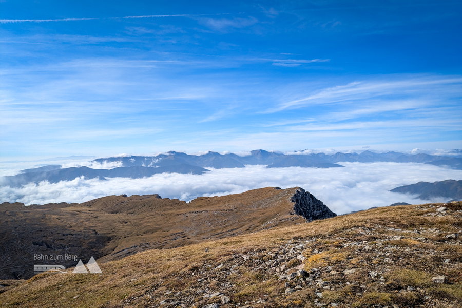 Der erste Teil der Abstiegsroute: herbstliches Wiesenbraun und tolle Ausblicke. Foto: Anna, POW AT