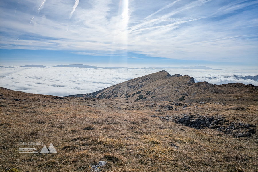 Der Nebel scheint heute besonders hartnäckig zu sein. Auch als wir uns schon im Abstieg befinden, hat sich der Nebel noch nicht aufgelöst. Foto: Anna, POW AT