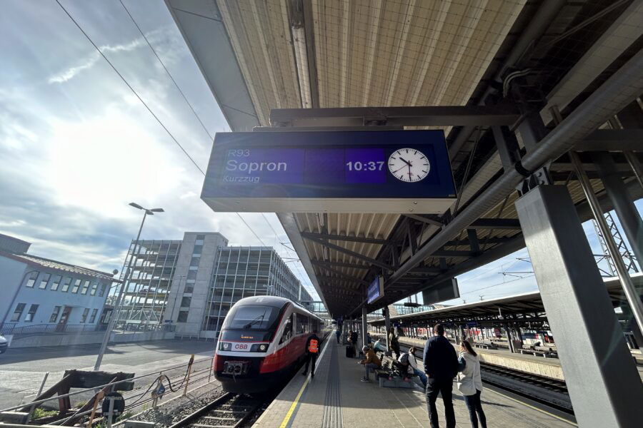Ein- bzw Umsteigen in Wiener Neustadt, Hauptbahnhof - Ost Bahnsteig 21! Foto Veronika Schöll